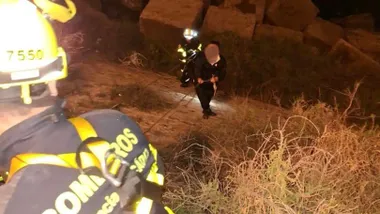 Rescatada una joven extranjera al caer a los bloques del Campo del Sur
