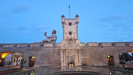 Y al tercer día… Baco: la escultura ya preside Puerta de Tierra