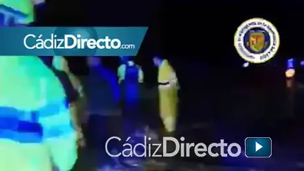 Bomberos rescatan a 40 personas de vehículos atrapados en la AP-4 por las fuertes lluvias en Jerez