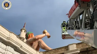 Finalmente fueron los bomberos los que afianzaron la escultura de Baco ante el riesgo de desprendimiento