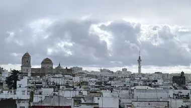 El frente previo a Laurence dejará lluvias generalizadas y tormentas en Cádiz antes de la entrada de la nueva borrasca