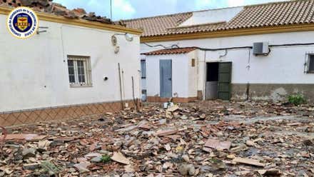 Efectos del tornado que se registró en la noche del lunes en Conil