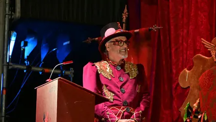 Gueli Villegas prende la llama del Dios Momo en un emotivo adiós al Carnaval de Cádiz