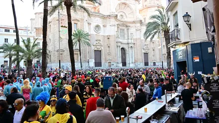 Domingo de Carnaval en Cádiz con alerta amarilla por lluvias de la Aemet