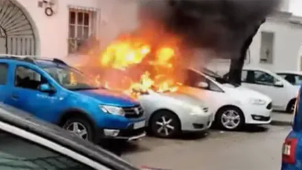 Sale ardiendo un turismo en la barriada del Avecrem de Cádiz
