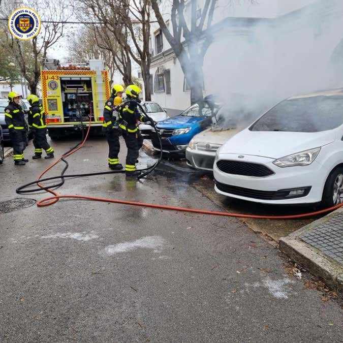 Sale ardiendo un turismo en la barriada del Avecrem de Cádiz