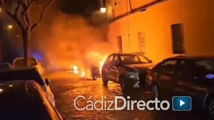 Seis vehículos afectados en el segundo incendio de turismos en Cádiz en dos días