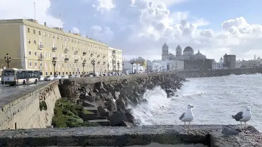 Coincidencia meteorológica peligrosa en Cádiz este jueves con especial riesgo en la costa