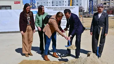 Acto simbólico del inicio de la construcción viviendas sociales en la Avenida Marconi con la colocación de la primera piedra