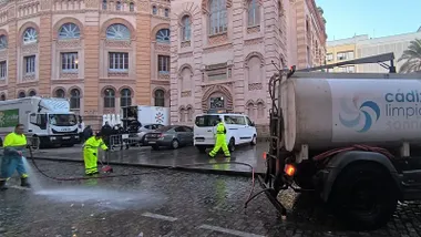 Espectacular trabajo de los servicios de limpieza en la plaza del Falla