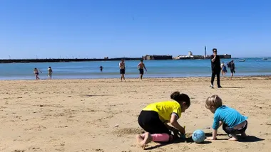 Domingo de viento de Levante y sol antes de la vuelta de las lluvias a Cádiz