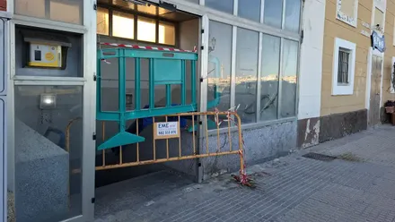 Uno de los accesos al aparcamiento del Campo del Sur con una doble valla que lo clausura