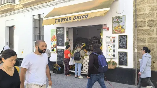 Colas en una frutería del centro durante el apagón