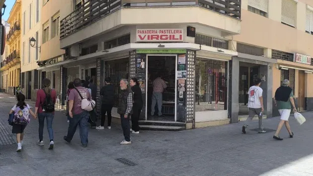 Colas ante la histórica Panadería Virgili