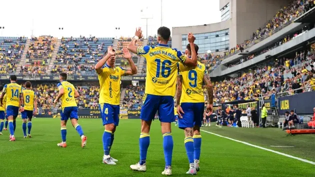 El jugador del Cádiz CF Alcaraz felicita a Chris Ramos tras su gol ante el Sporting de Gijón