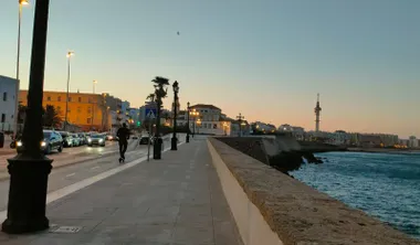 Amanece en Cádiz con el Pirulí al fondo