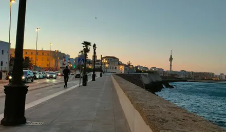 Amanece en Cádiz con el Pirulí al fondo