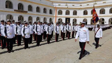 Conjunto de soldados de la Marina en un acto destacando el paso de la bandera.