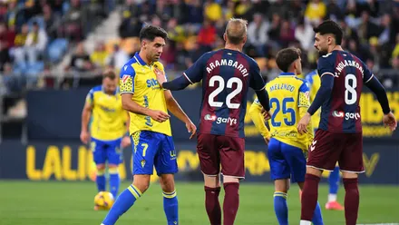 El Cádiz CF no pasa de un anodido empate ante un brusco y duro Eibar