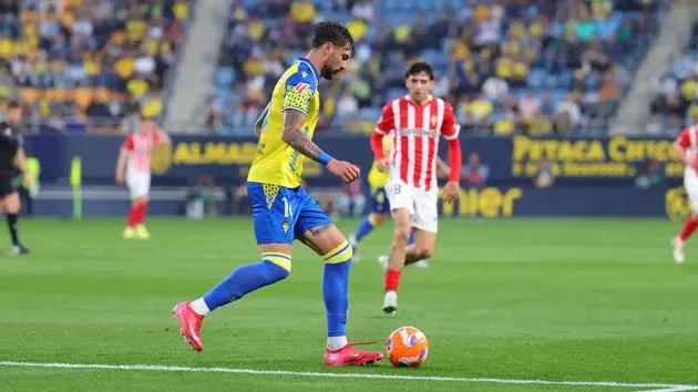 Bojan Kovacevic saca el balón desde atrás ante el Sporting de Gijón