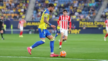 Bojan Kovacevic saca el balón desde atrás ante el Sporting de Gijón