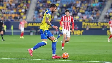 Bojan Kovacevic saca el balón desde atrás ante el Sporting de Gijón