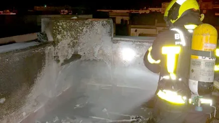Un bombero, apaga un incendio en una azotea de Cádiz