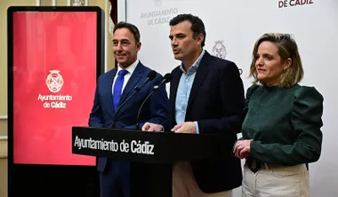 Bruno García junto a sus dos tenientes de alcalde