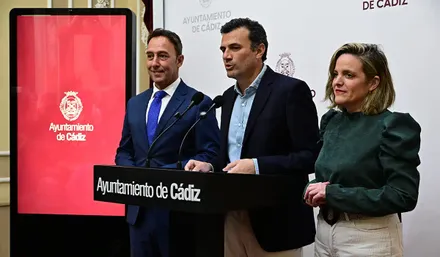 Bruno García junto a sus dos tenientes de alcalde