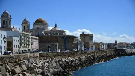 Imagen de postal de la Catedral de Cádiz desde el Campo del Sur con el cielo azul