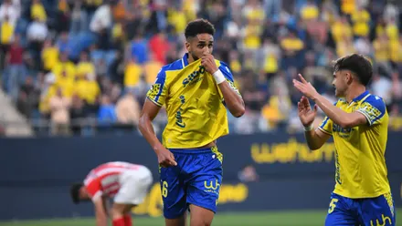 Chris Ramos celebra su gol ante el Sporting de Gijón