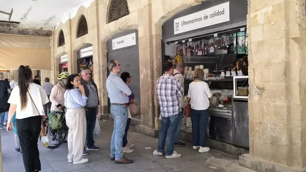 Colas ante un ultramarinos del Mercado de Abastos.