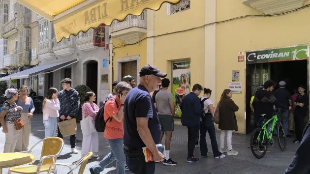 Colas en un supermercado de la Calle Ancha durante el apagón