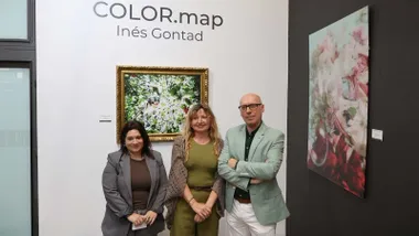 Susana Rivas, Inés Gontad y Jesús Romero, en la exposición, al fondo y a la derecha dos cuadros de la misma sobre pared blanca y sobre pared negra.