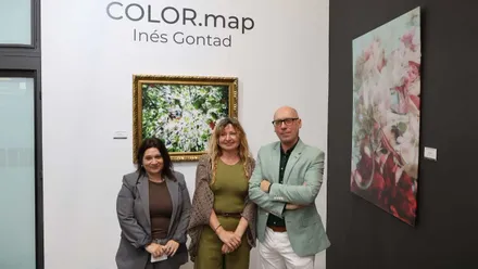Susana Rivas, Inés Gontad y Jesús Romero, en la exposición, al fondo y a la derecha dos cuadros de la misma sobre pared blanca y sobre pared negra.