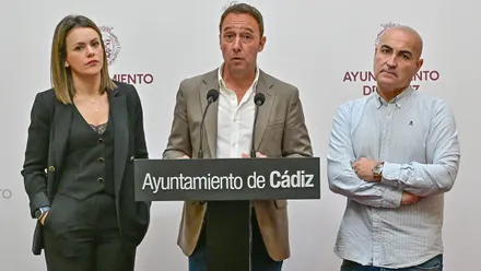 Comienzan las obras para renovar los suelos de caucho de los 37 parques infantiles de Cádiz