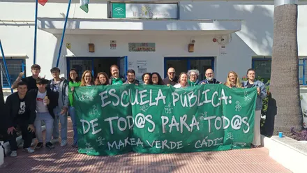 Asistentes a la concentración convocada por Marea Verde Cádiz en el IES Botánico de San Fernando portan una pancarta en defensa de la Educación Pública