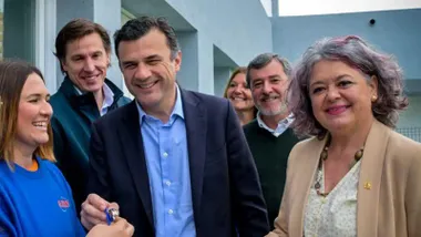 Bruno García y Pablo Otero se esconden durante el desalojo de Tamara Manzano