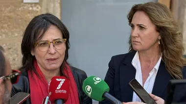 Esther Gil de Reboleño atiende a los periodistas junto a la eurodiputada Estrella Galán