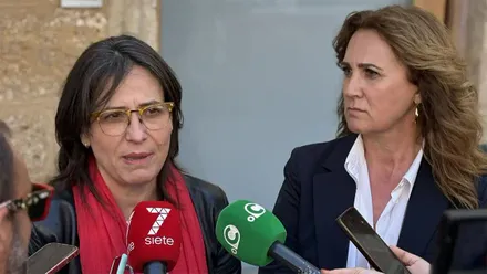 Esther Gil de Reboleño atiende a los periodistas junto a la eurodiputada Estrella Galán
