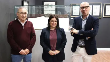 Susana Rivas, junto al director del museo, Jesús Romero, y José Luis Aragón Panés.
