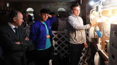 Alumnos enseñando un panel eléctrico al alcalde de Chiclana, José María Román.