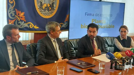 El delegado especial de la Zona Franca, Fran González, habla durante el acto de firma de la llegada de la nueva empresa