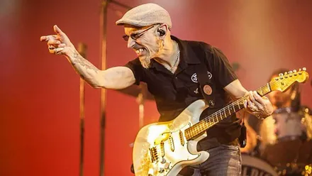 Imagen del vocal de "Fito & Fitipaldis" en el escenario tocando la guitarra.