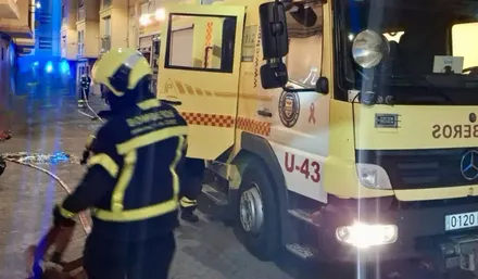 Un bombero comienzan su actuación en el incendio de la calle Barbate.