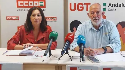 Inma Ortega junto a un compañero con fondo de Comisiones Obreras, un sindicato obrero.