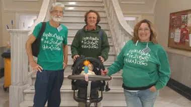 Integrantes de la Marea Verde antes de intervenir en el Pleno