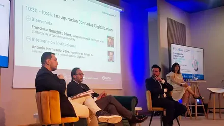 El secretario de Estado de Telecomunicaciones e Infraestructuras Digitales junto al delegado de la Zona Franca en la inauguración de la jornada