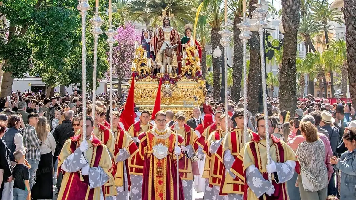 Horarios e itinerarios del Domingo de Ramos 2025 en Cádiz: guía de una jornada esperada, marcada por la incertidumbre meteorológica