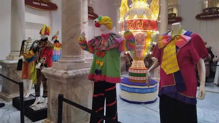 Diferentes trajes del Carnaval de Cádiz en la exposición "La Dama del Laúd".
